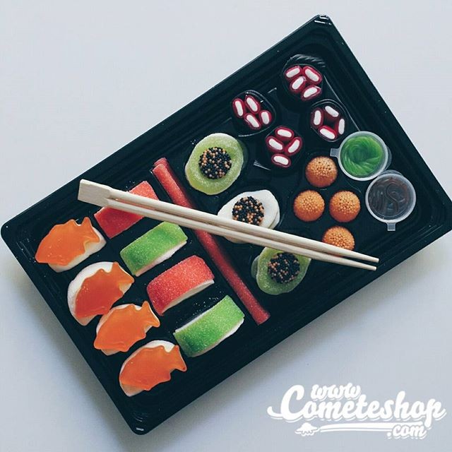 🍙🍣🍬Yummy ! New plateau de Candy Sushi 🍬🍣🍙 À shopper sur 👉  www.cometeshop.com 👈 #cometeshop#cometeshopsushi#sushicandy#sushi#bonbons#instabonbons#miam#dej#instadej#gouter#instakid#kidstagram#yummy
